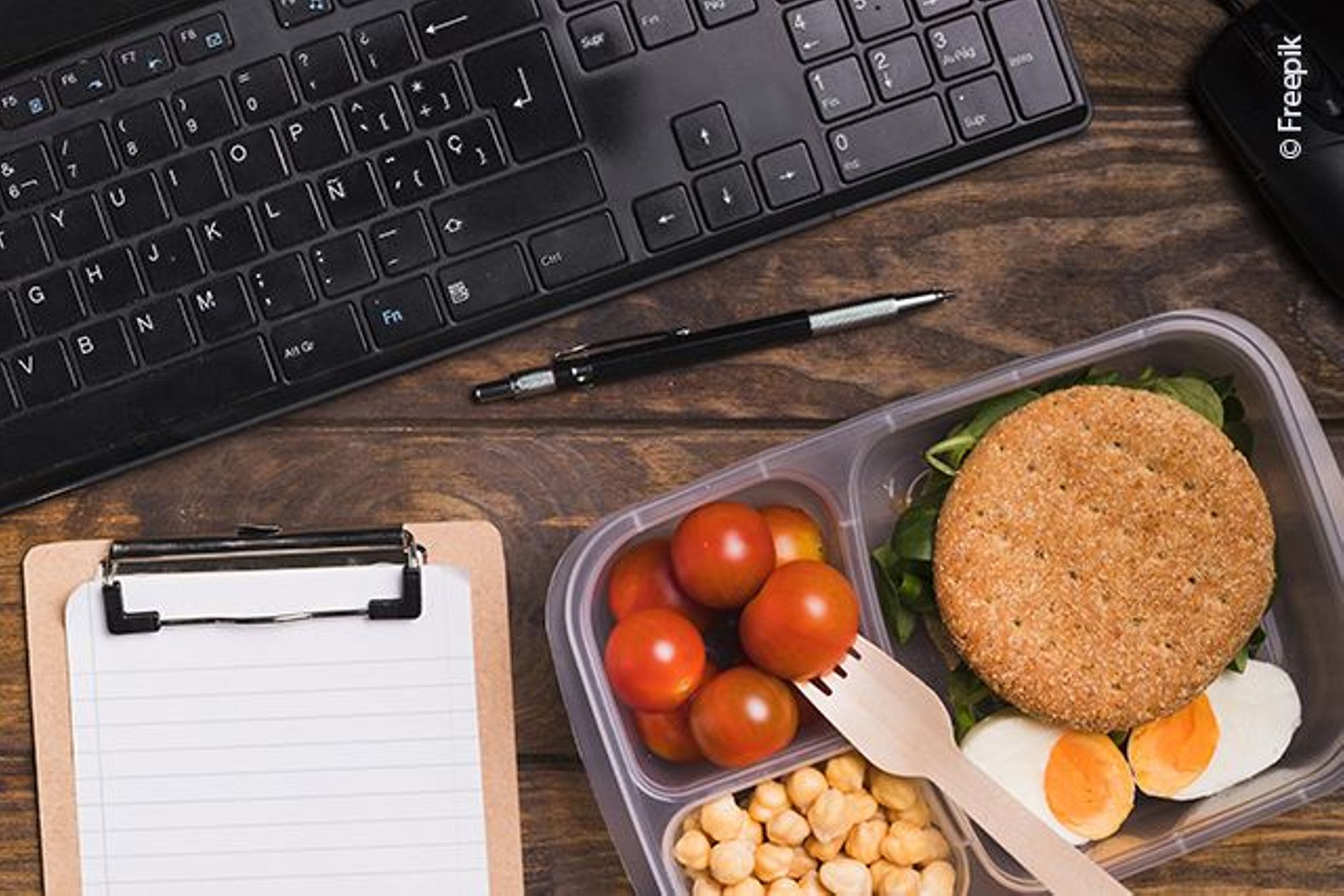 Covid-19 : assouplissement des règles pour déjeuner à son poste de travail